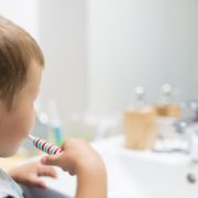 Cómo puede afectar una mala salud dental a los niños y niñas